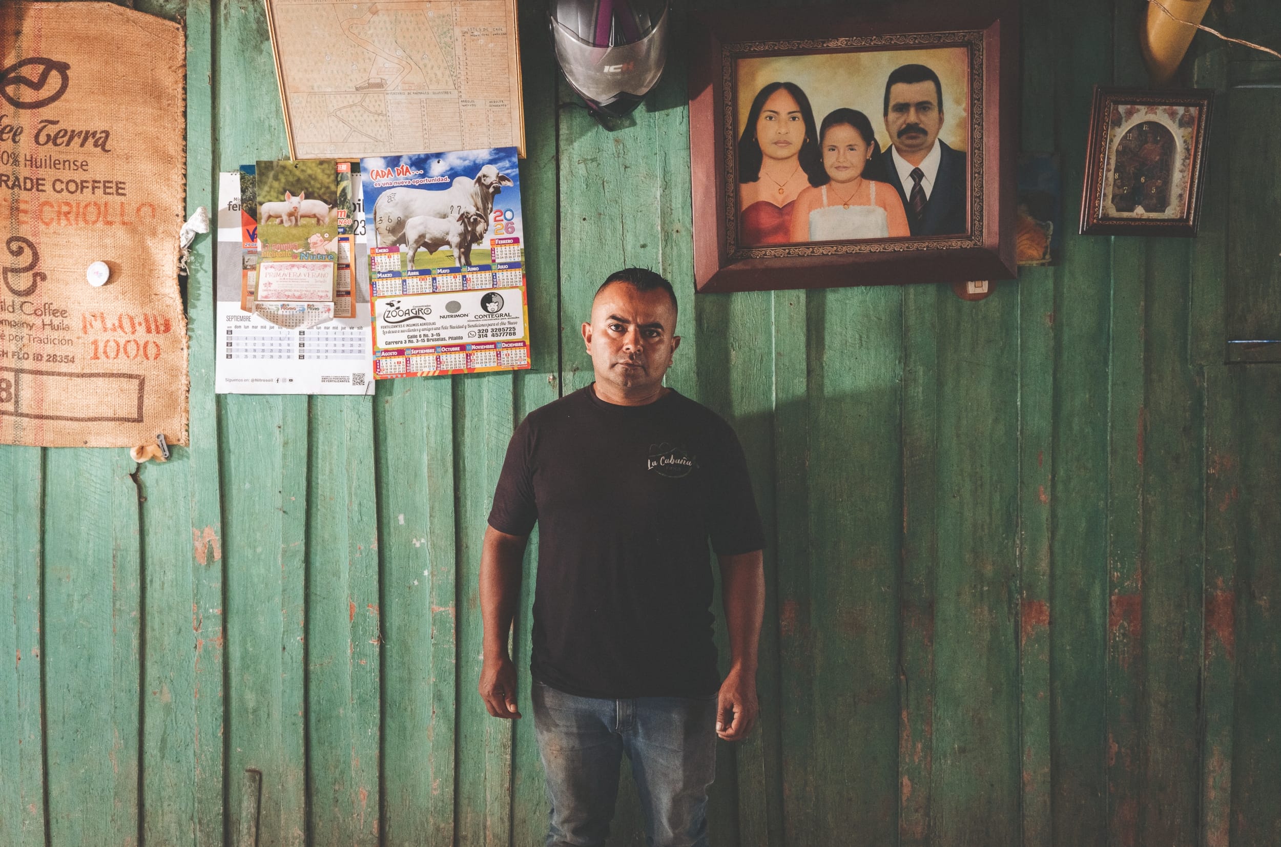 Produttore di caffè colombiano nella sua azienda agricola, ritratto frontale