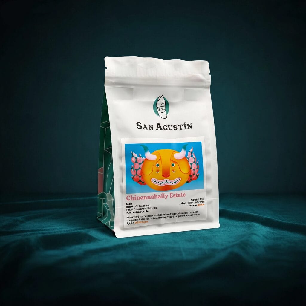 Bolsa de café de especialidad San Agustín Chinennahally Estate, India, con etiqueta ilustrada en tonos naranja